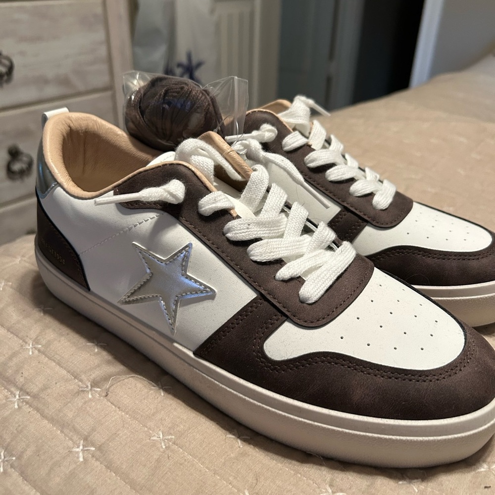 Vintage Men's White & Brown Low-Top Sneakers